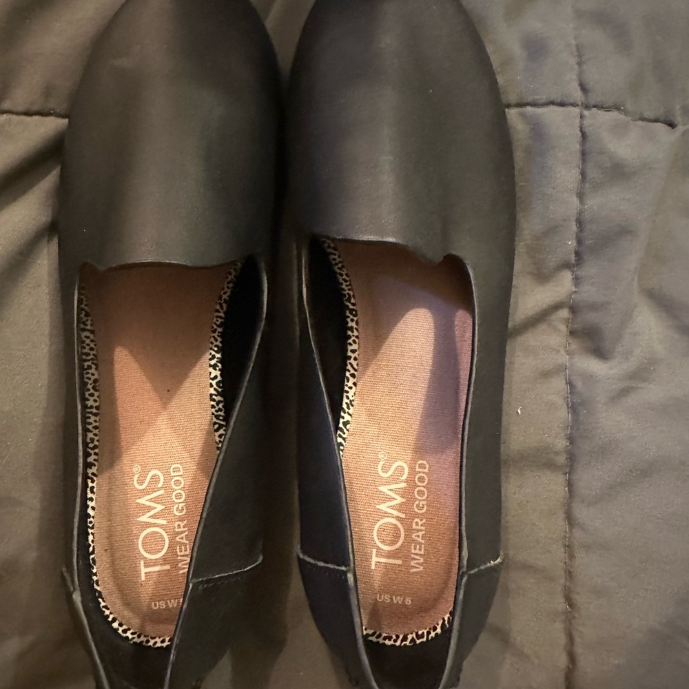 TOMS Women's Classic Darcy Black Loafers